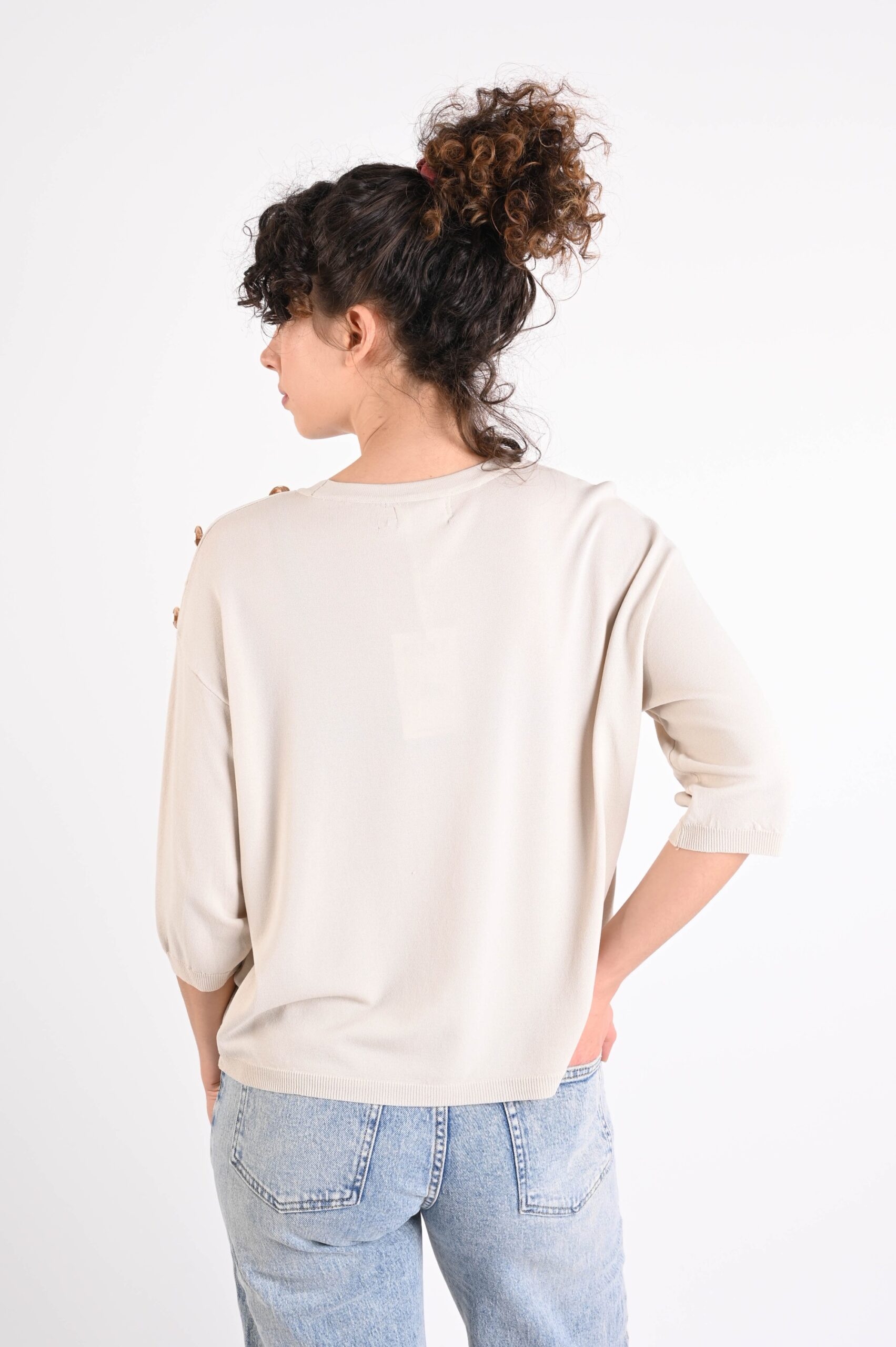 MAGLIA MANICHE A ¾ CON BOTTONI DECORATIVI SULLA SPALLA - immagine 3