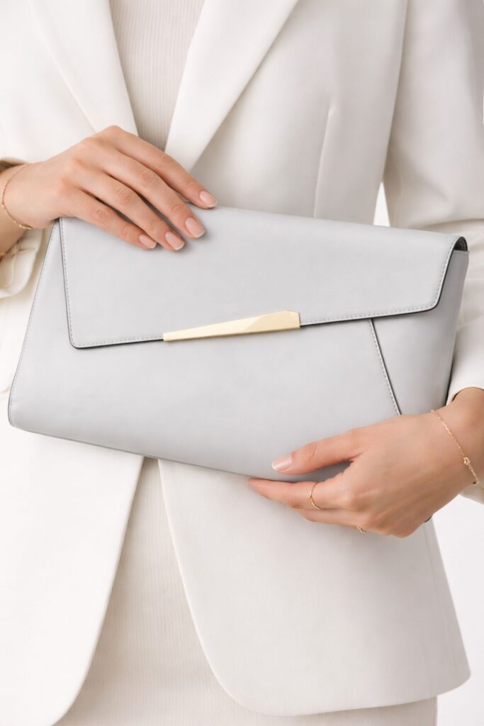 POCHETTE MAXI CON DETTAGLIO METALLICO 