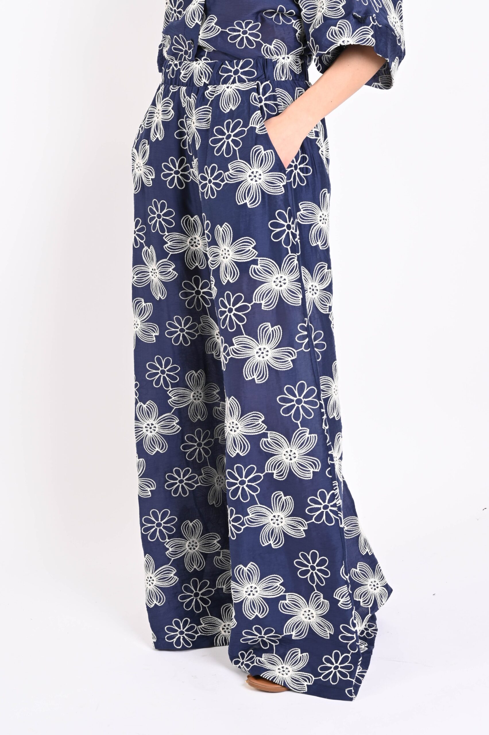 PANTALONI IN TENCEL CON RICAMI FLOREALI - immagine 3