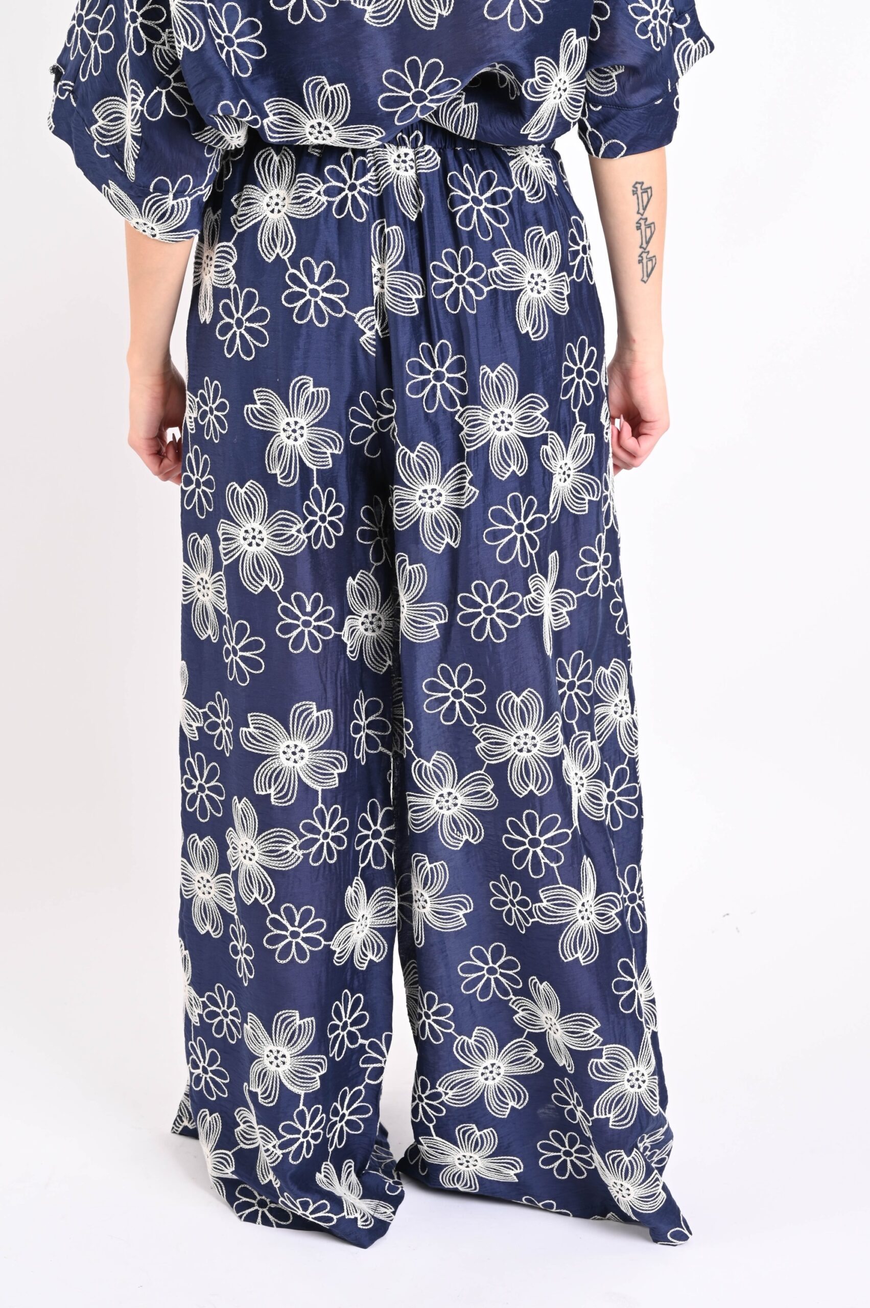 PANTALONI IN TENCEL CON RICAMI FLOREALI - immagine 4
