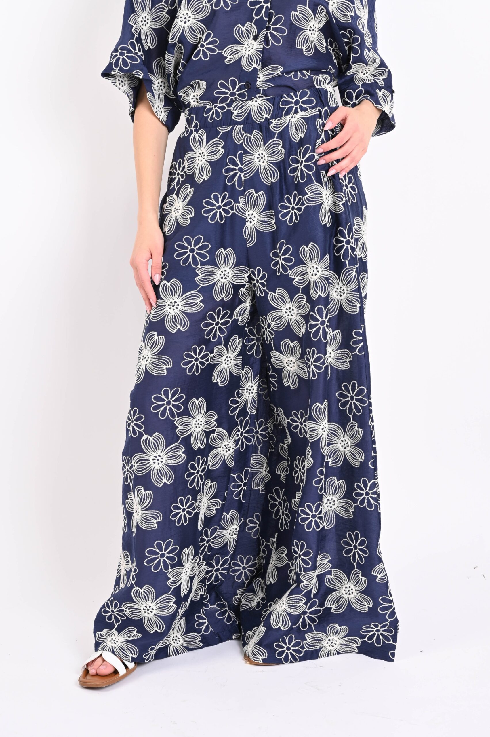 AM920-06_BLU PANTALONI IN TENCEL CON RICAMI FLOREALI - Blu, M