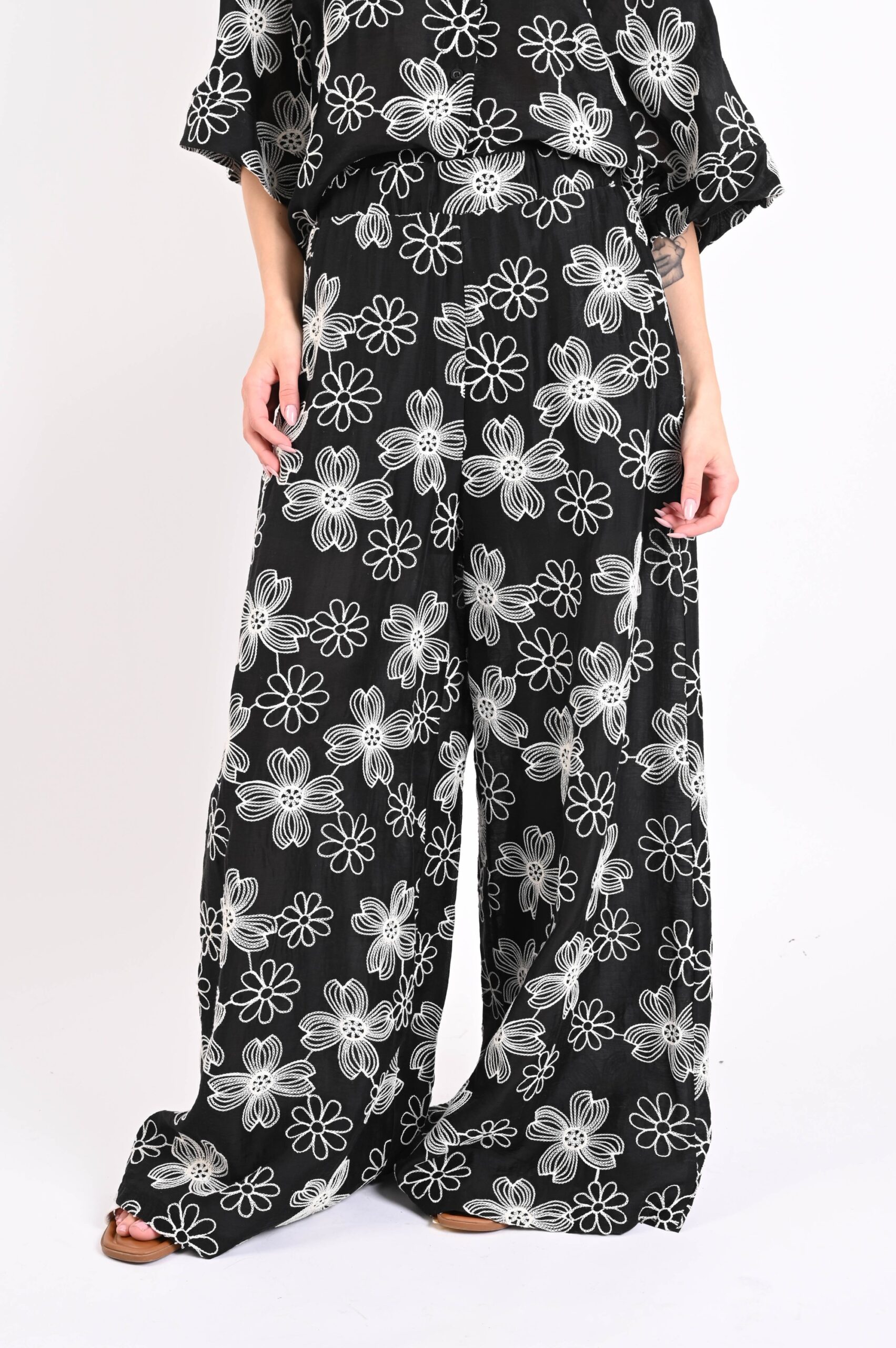 AM920-06_NERO PANTALONI IN TENCEL CON RICAMI FLOREALI - Nero, L