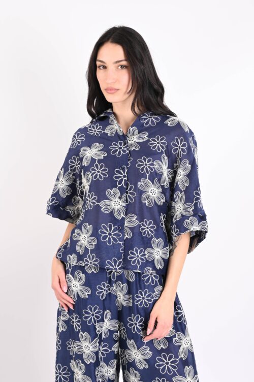CAMICIA IN TENCEL CON RICAMI FLOREALI A MANICHE CORTE