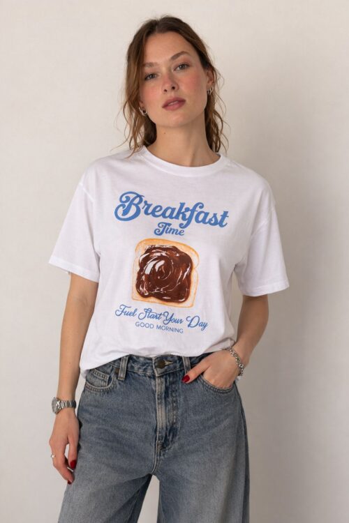 T-SHIRT CON STAMPA "BREAKFAST"