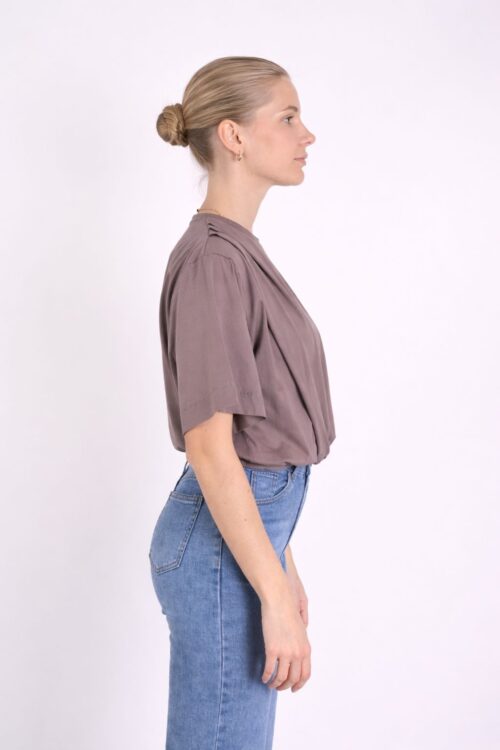 Alternative view of T-SHIRT CON ARRICCIATURA SUL FONDO