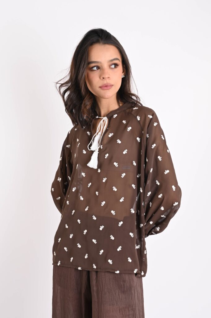 BLUSA SEMITRASPARENTE CON RICAMI E MANICHE LUNGHE ARRICCIATE 