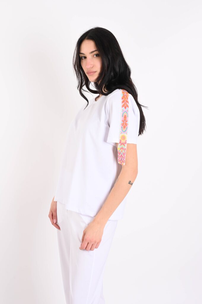 T-SHIRT CON PASSAMANERIA COLORATA 