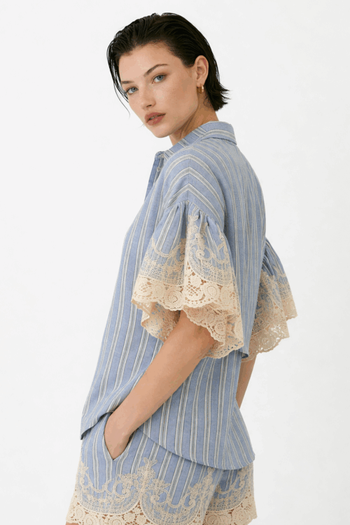 Alternative view of CAMICIA A RIGHE CON MANICHE A SBUFFO E INSERTI IN PIZZO