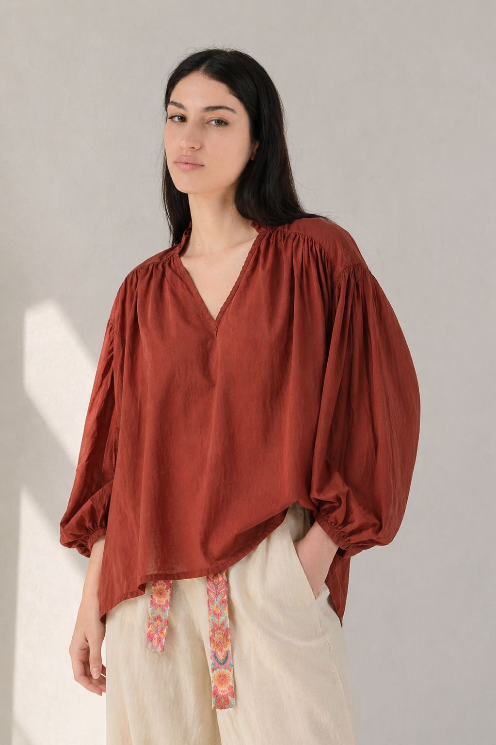 44506e84-6bc6-4541-ae18-1a2b65b48bf1 BLUSA CON SCOLLO A V A MANICHE LUNGHE IN COTONE - India, TU