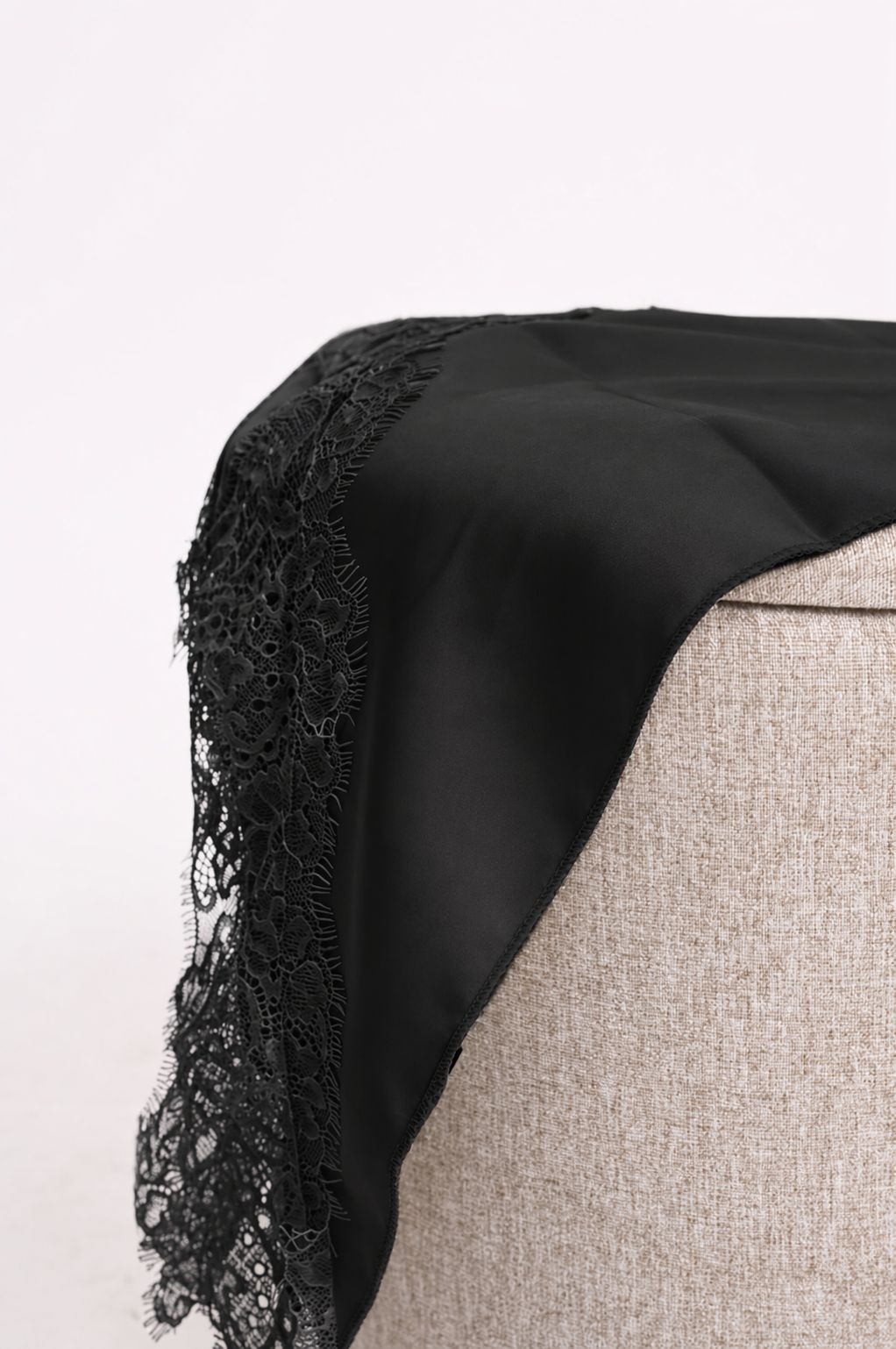 54ea8463-3ef1-40c2-ae8c-b30c1c47ed45 FOULARD A TRIANGOLO CON BORDI IN PIZZO - Nero, TU