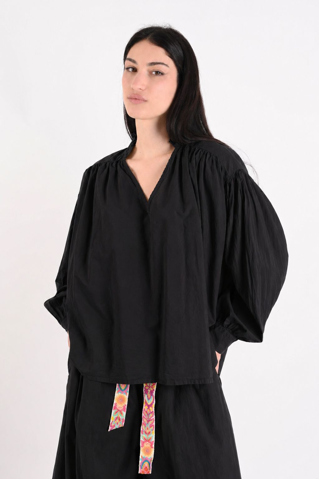 6937e2bb-c72d-4152-a758-994aabd40446 BLUSA CON SCOLLO A V A MANICHE LUNGHE IN COTONE - Nero, TU