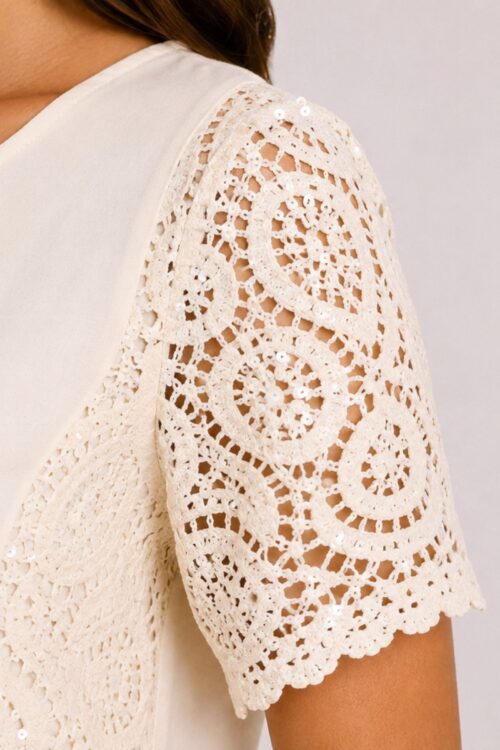 Alternative view of BLUSA A MANICHE CORTE CON MANICHE IN PIZZO MACRAMÈ E DETTAGLI LUMINOSI