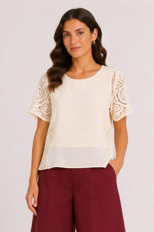 BLUSA A MANICHE CORTE CON MANICHE IN PIZZO MACRAMÈ E DETTAGLI LUMINOSI