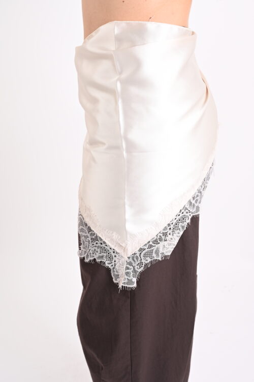 Alternative view of FOULARD A TRIANGOLO CON BORDI IN PIZZO