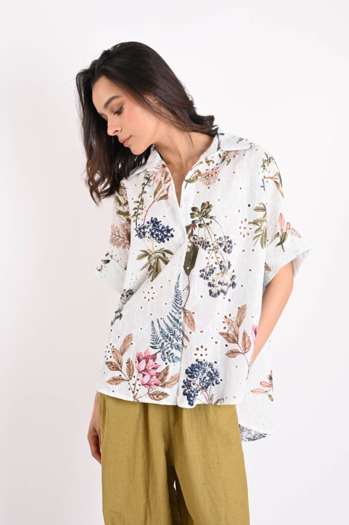 CAMICIA IN SANGALLO TAGLIO ASIMMETRICO CON STAMPA FLOREALE 