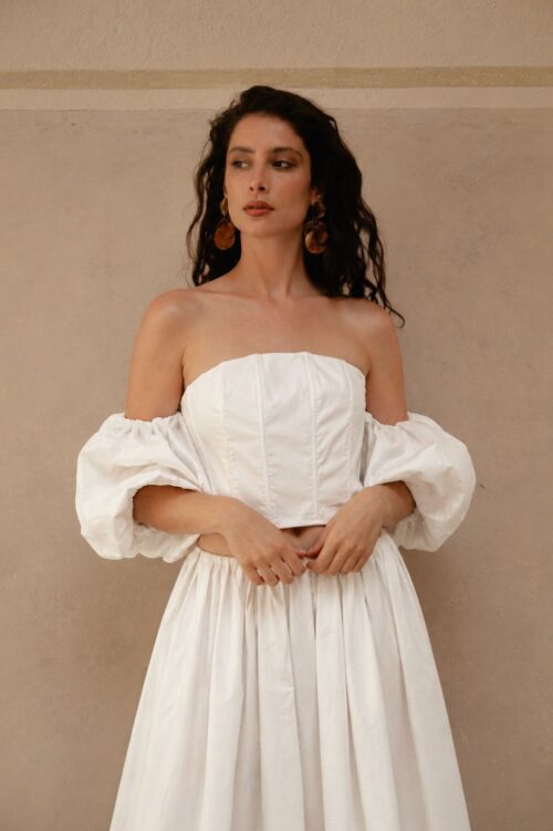 TOP STRAPLESS CON MANICHE VOLUME