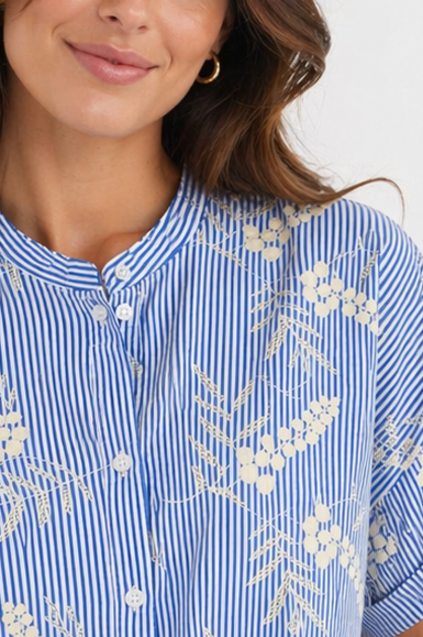 Alternative view of CAMICIA A RIGHE CON RICAMI