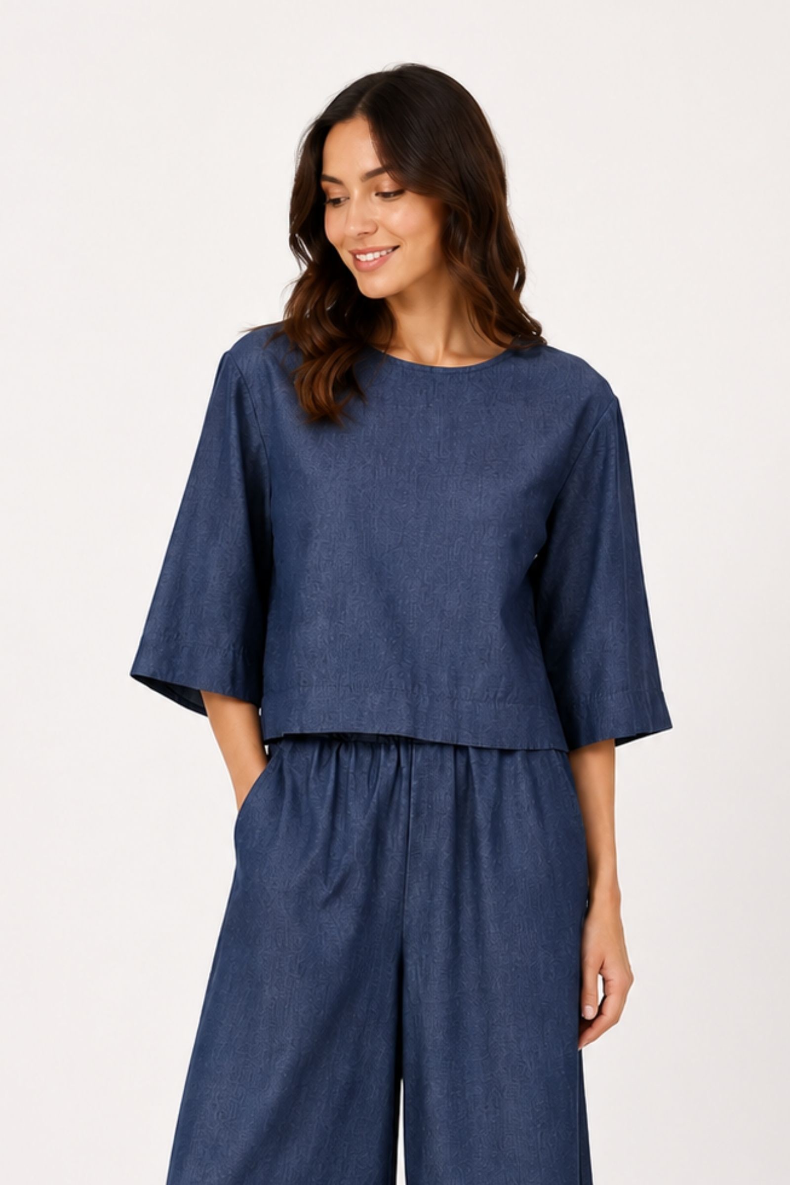 BLUSA CON MANICHE A ¾ E APERTURA POSTERIORE