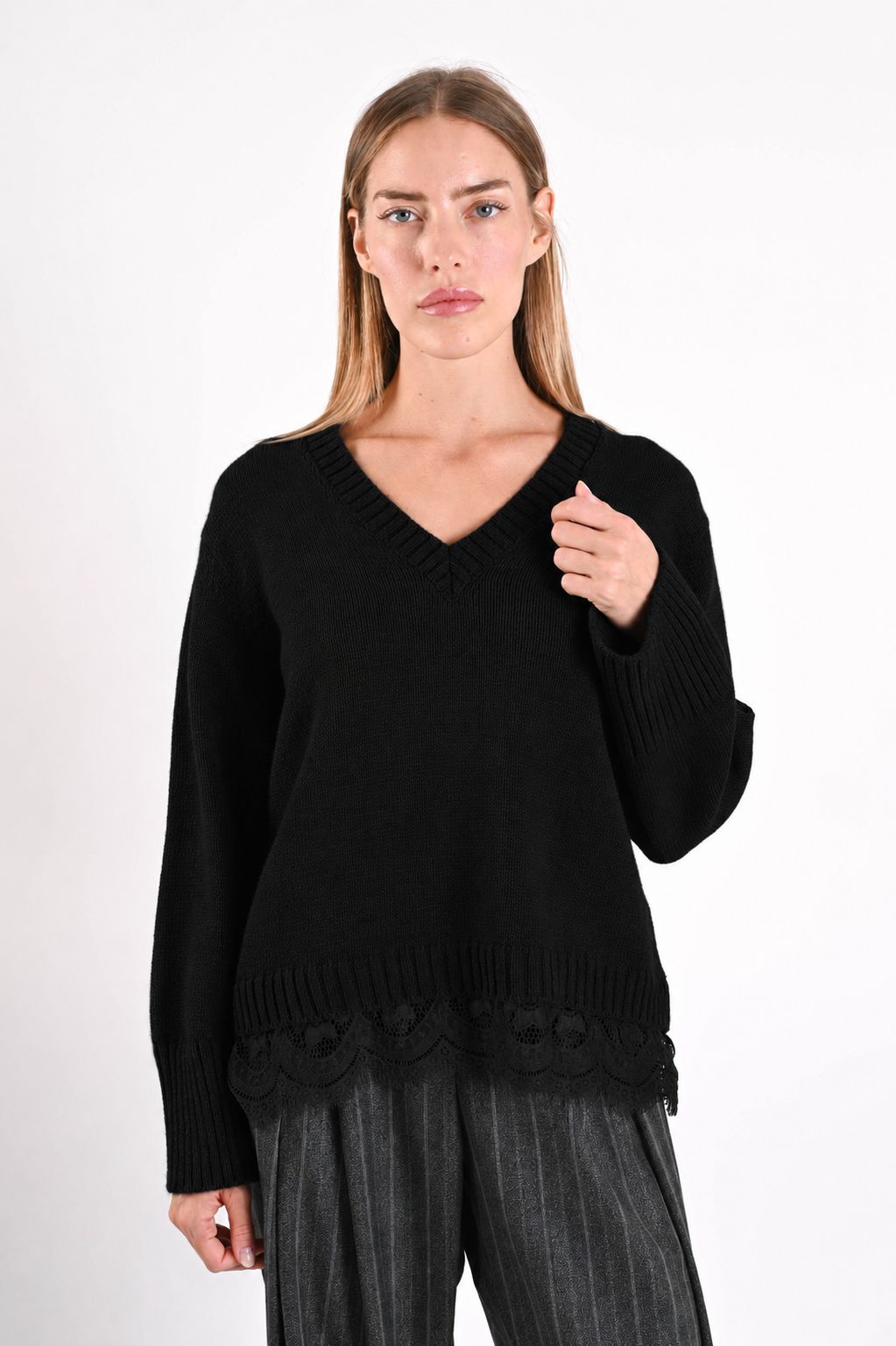 13831a20-457a-478a-8f20-261ff07427d9 MAGLIONE CON SCOLLO A V E INSERTO IN PIZZO SUL FONDO - Nero, TU