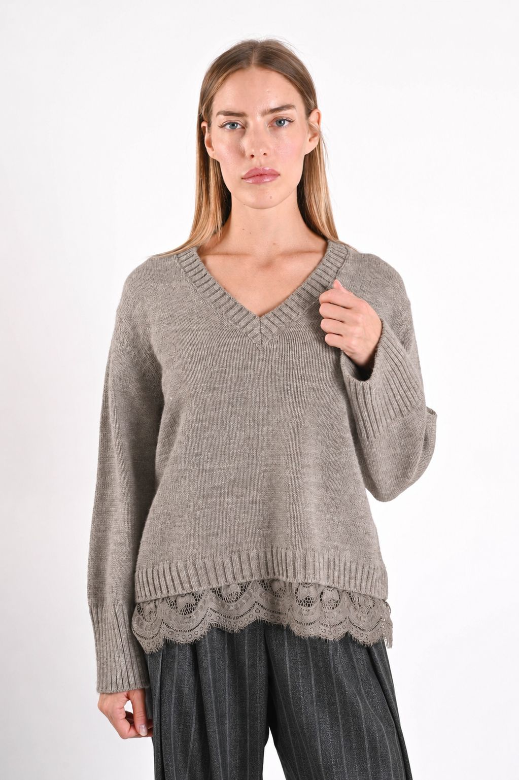 158ae95b-dfa2-4679-9644-a93de5db742f MAGLIONE CON SCOLLO A V E INSERTO IN PIZZO SUL FONDO - Beige, TU