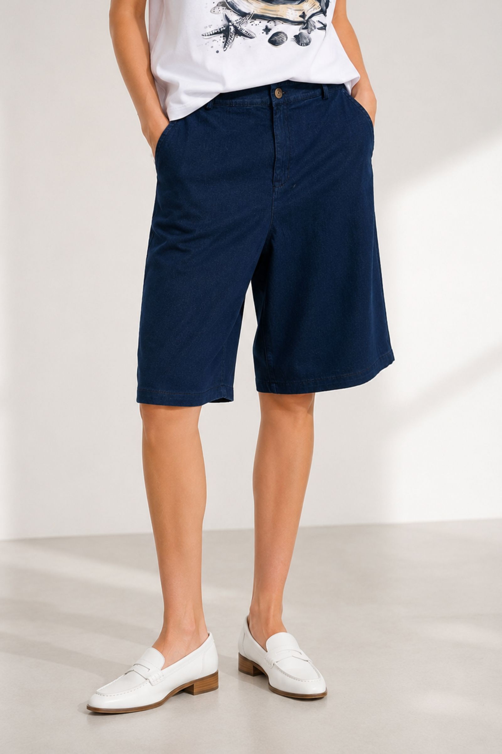 BERMUDA IN CHAMBRAY