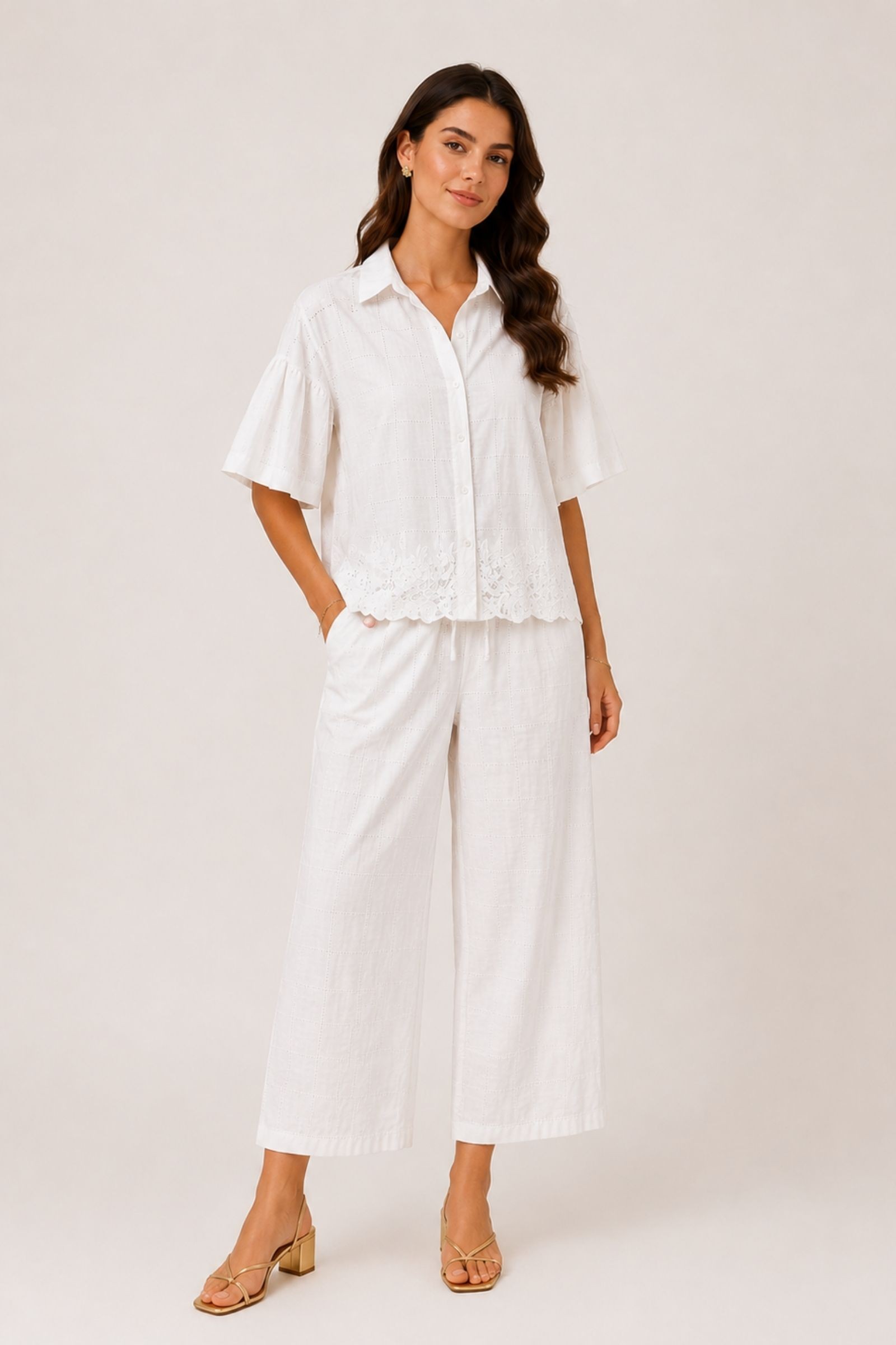 PANTALONI CON DETTAGLI TRAFORATI