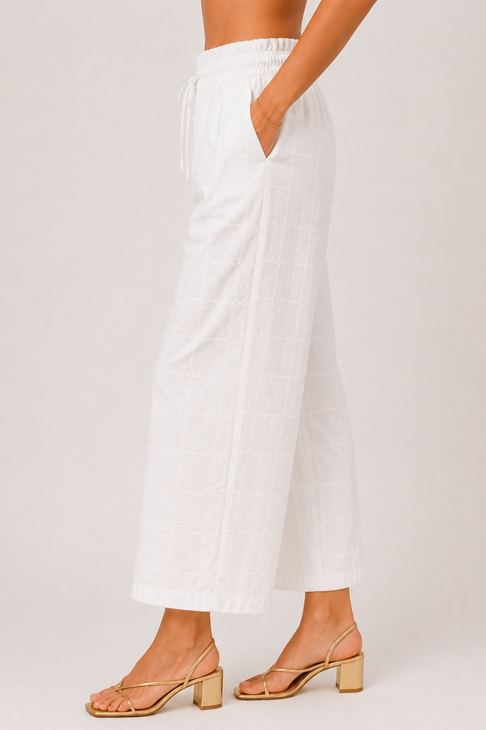 PANTALONI CON DETTAGLI TRAFORATI - immagine 3