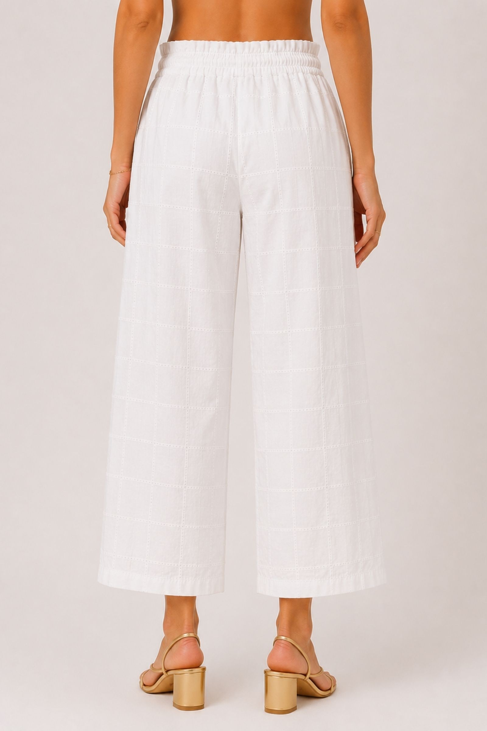 PANTALONI CON DETTAGLI TRAFORATI - immagine 4