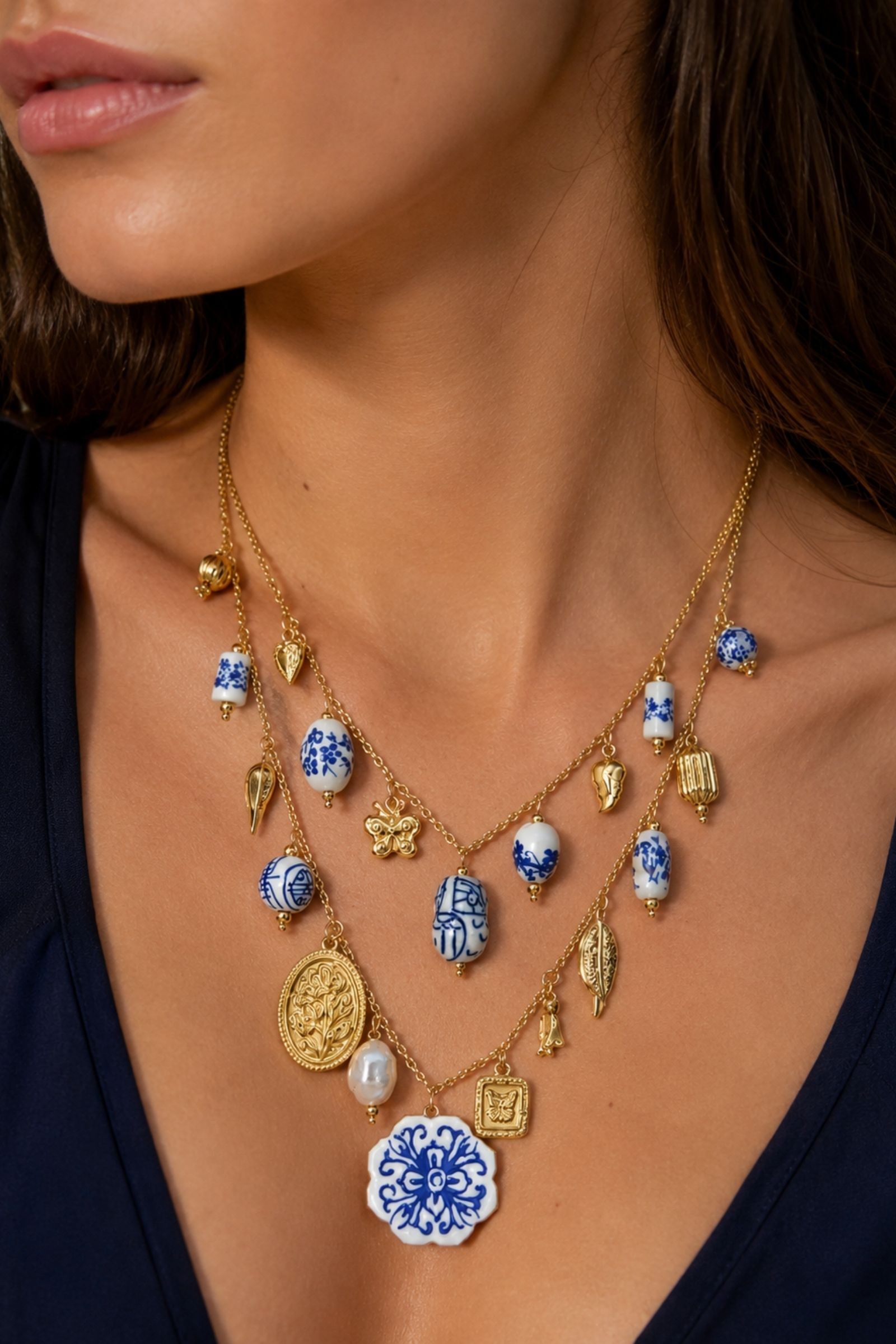 COLLANA MULTIFILO CON CHARMS DECORATIVI