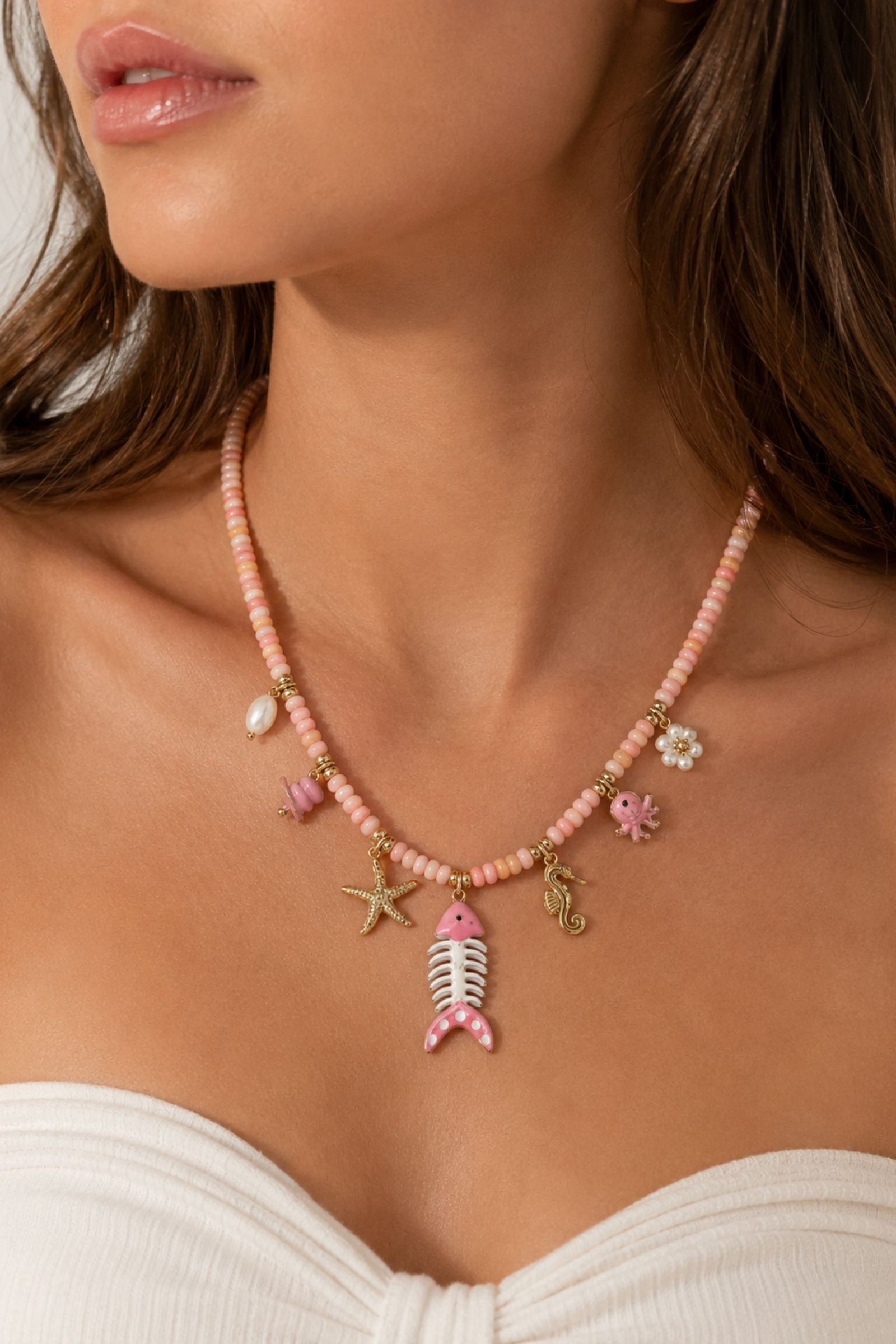 COLLANA CON CHARMS MARINI E PERLINE