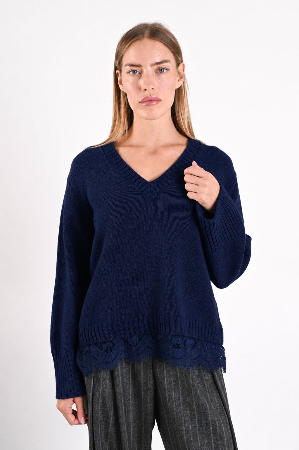 7d40cf6f-15c5-422c-9bae-34e3b9b826f8 MAGLIONE CON SCOLLO A V E INSERTO IN PIZZO SUL FONDO - Blu, TU