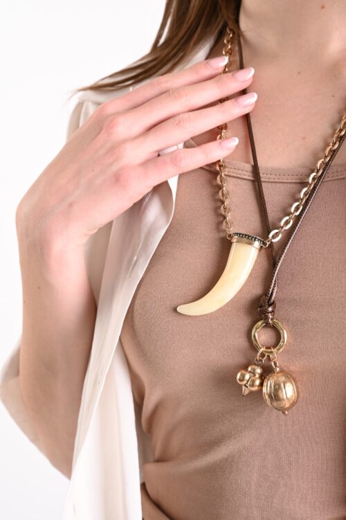Alternative view of COLLANA MULTIFILO CON PENDENTE CORNO