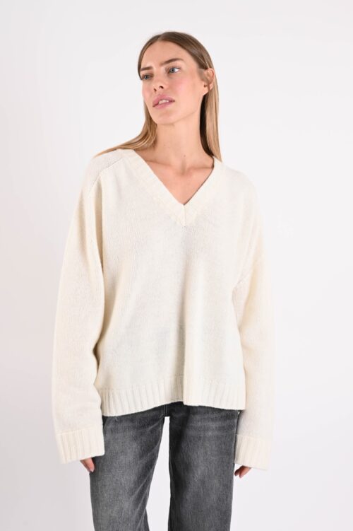 MAGLIONE AMPIO CON SCOLLO A V IN LANA