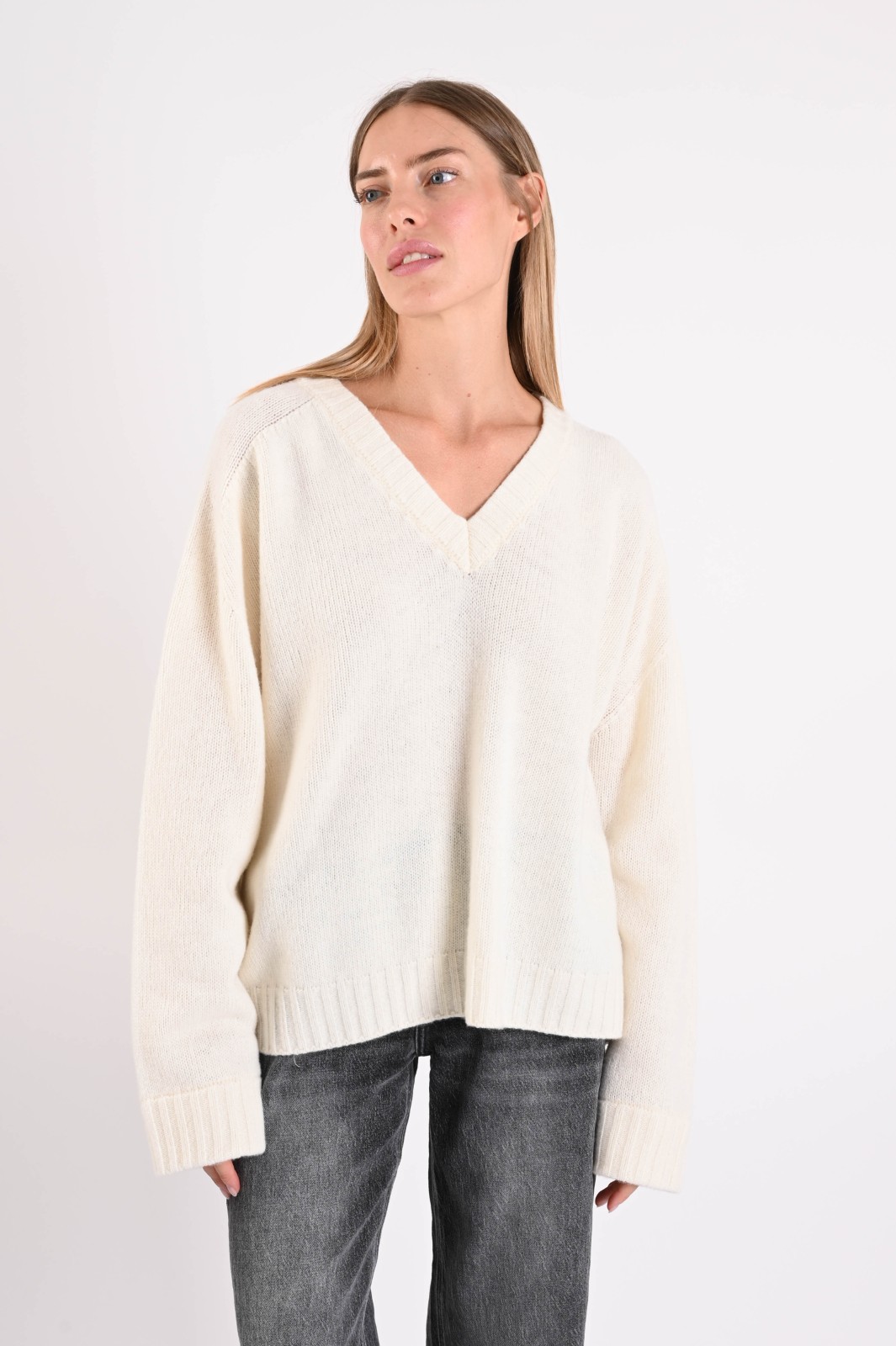 MAGLIONE AMPIO CON SCOLLO A V IN LANA