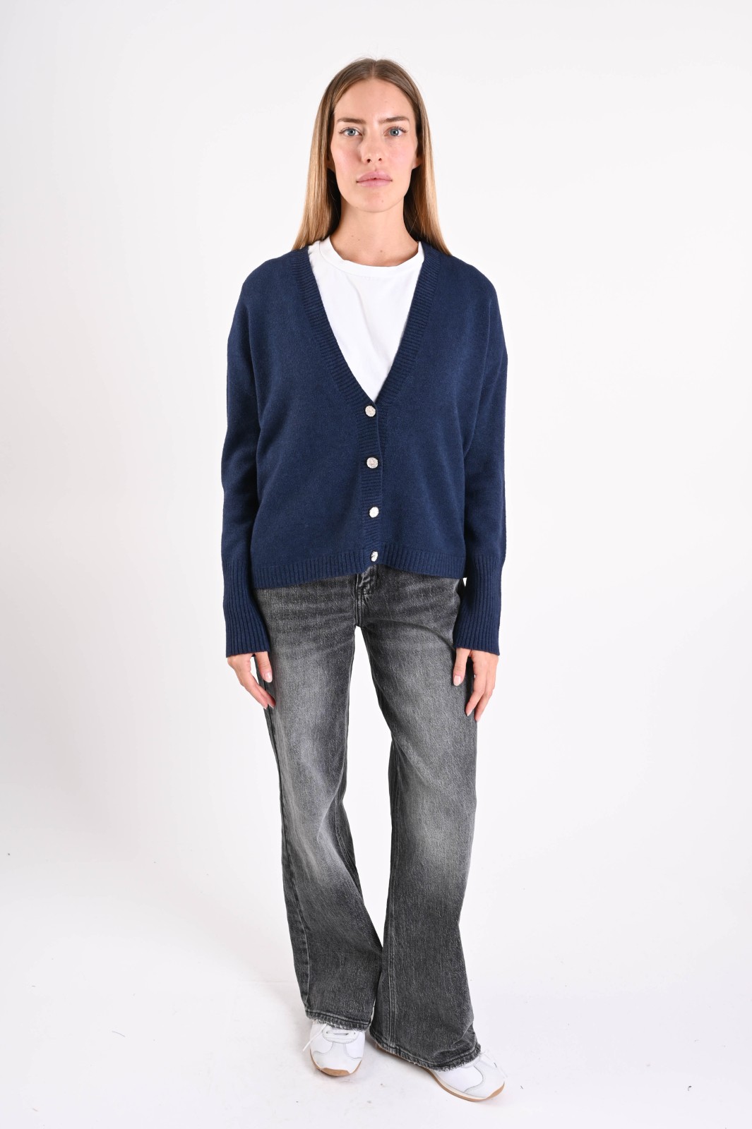 CARDIGAN CON SCOLLO A V E BOTTONI - immagine 4