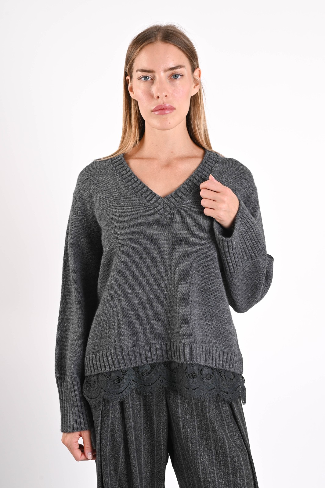 MAGLIONE CON SCOLLO A V E INSERTO IN PIZZO SUL FONDO