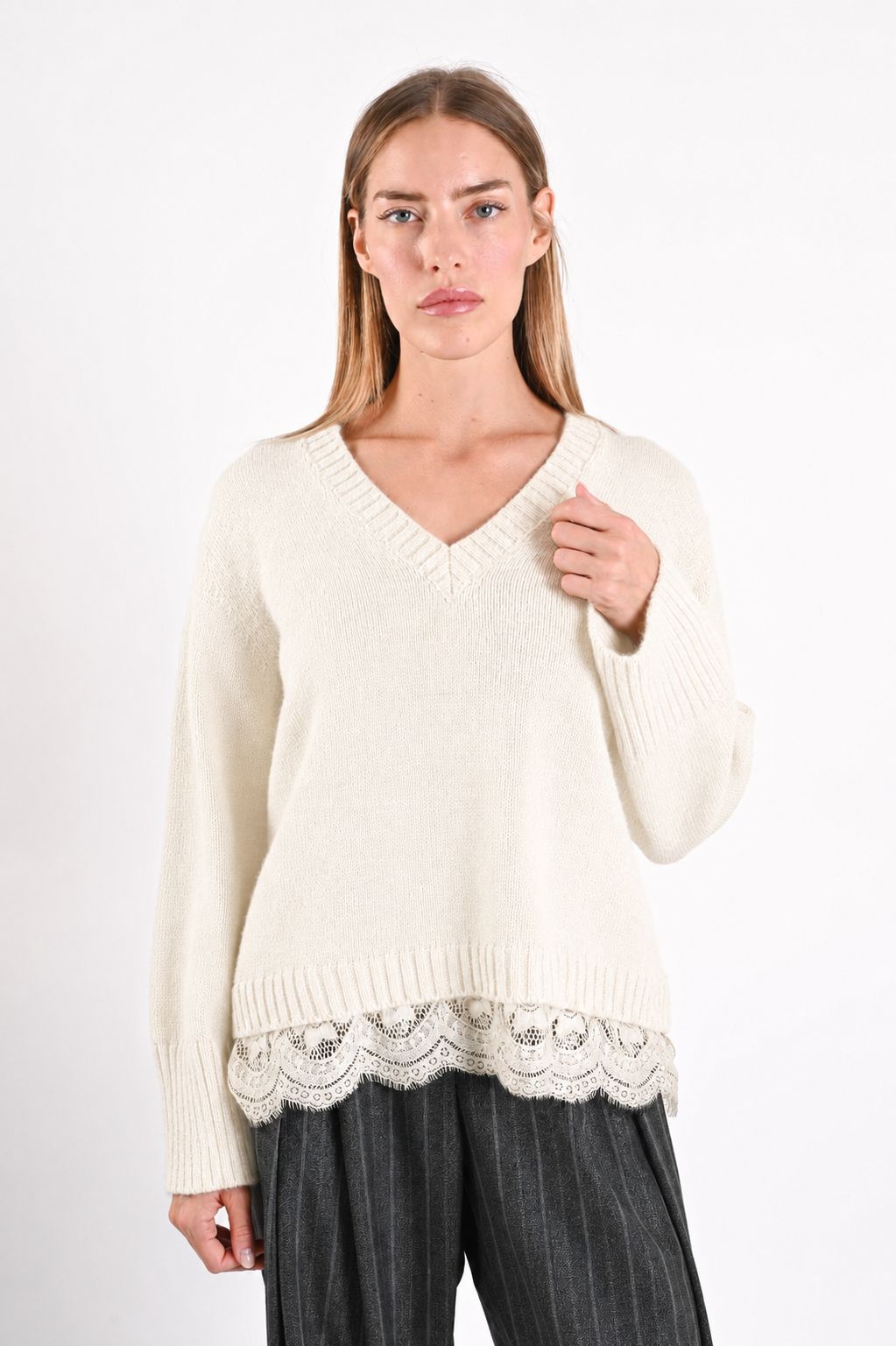 d1e95290-07bd-44ce-b709-d70b650d2242 MAGLIONE CON SCOLLO A V E INSERTO IN PIZZO SUL FONDO - Panna, TU