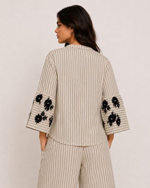 Alternative view of CAMICIA A RIGHE CON MANICHE A FARFALLA E DECORAZIONI IN PAILLETTES