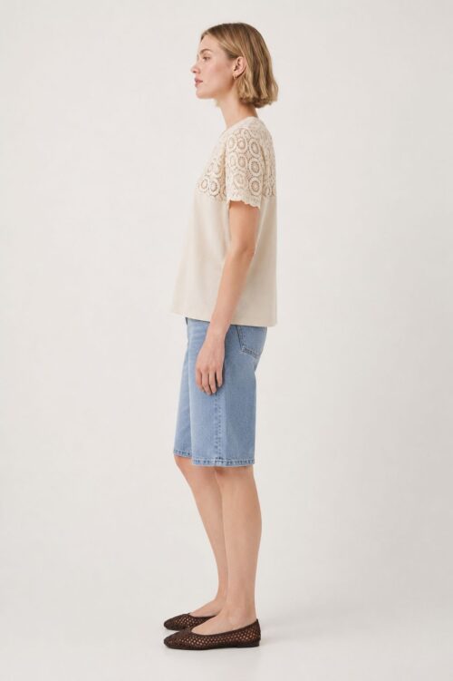 Alternative view of MAGLIA A MANICHE CORTE CON INSERTO IN CROCHET SULLA PARTE SUPERIORE