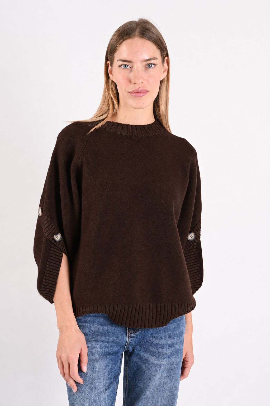 01fa6794-adf9-4bab-8737-d4c0978d88e7 MAGLIONE MORBIDO CON MANICHE A 3/4 E BOTTONI - Moro, TU