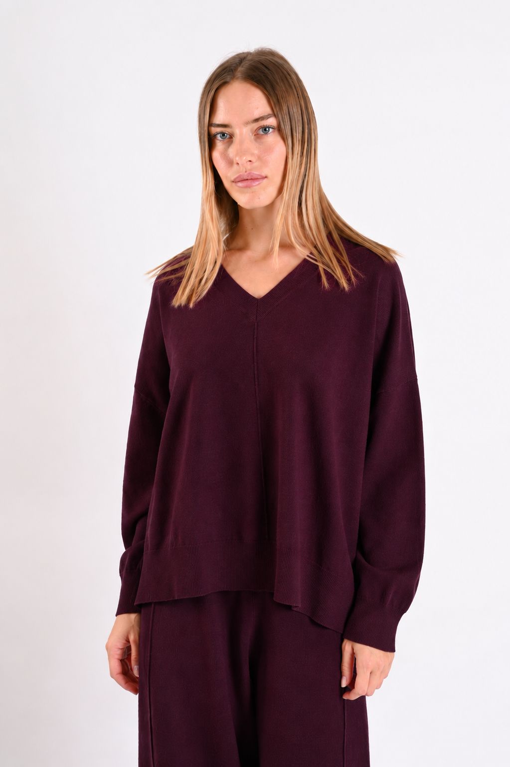 0fcb2c7e-0ffa-4314-91e3-5ed1f6d695ec MAGLIONE CON SCOLLO A V E CUCITURA A VISTA - Ciruela pasa, TU