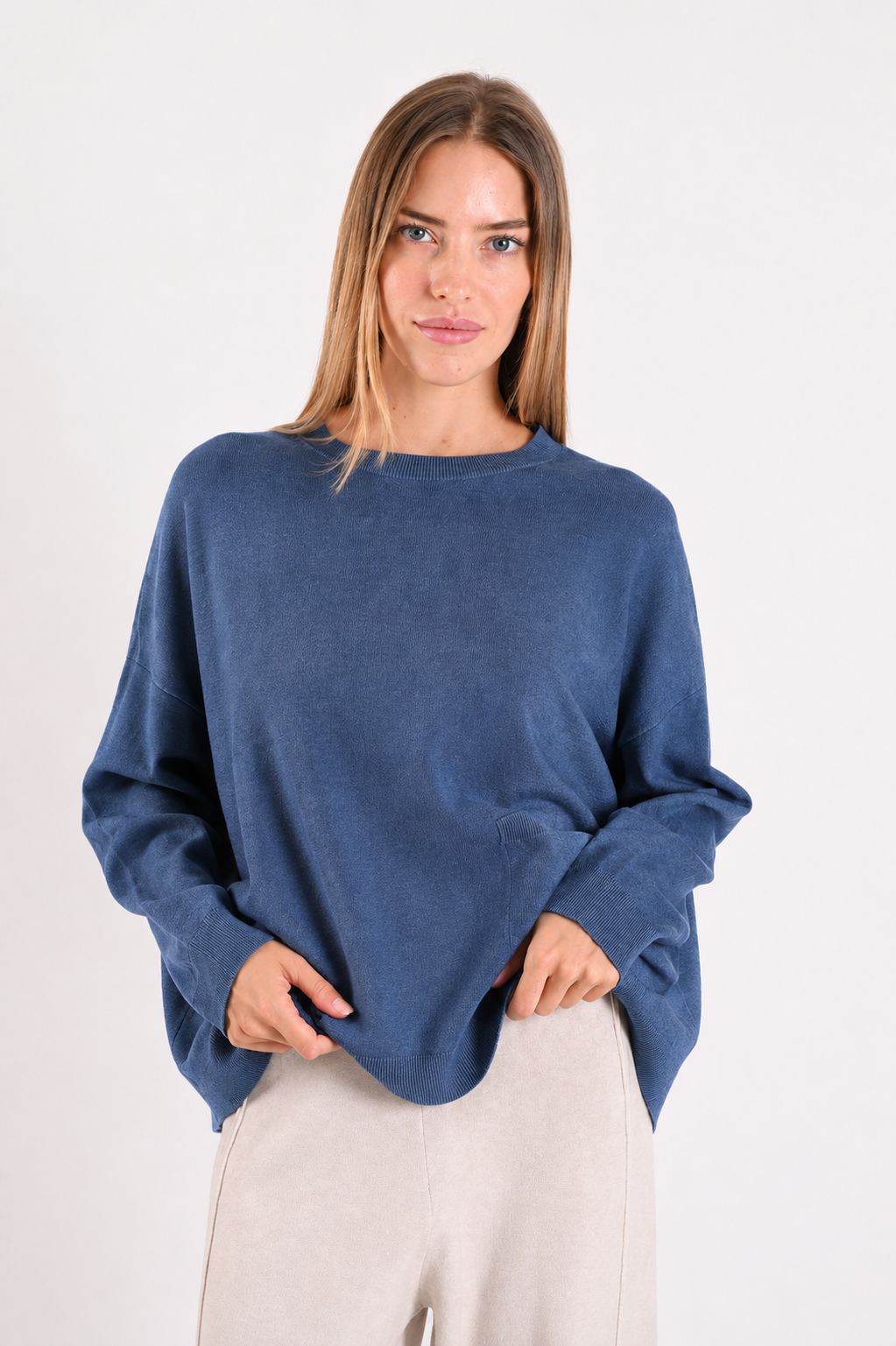 1c860cb9-2926-4b23-a8e3-64f9e433a39b MAGLIA MORBIDA CON SPALLE SCESE E TASCHINA - Denim, TU