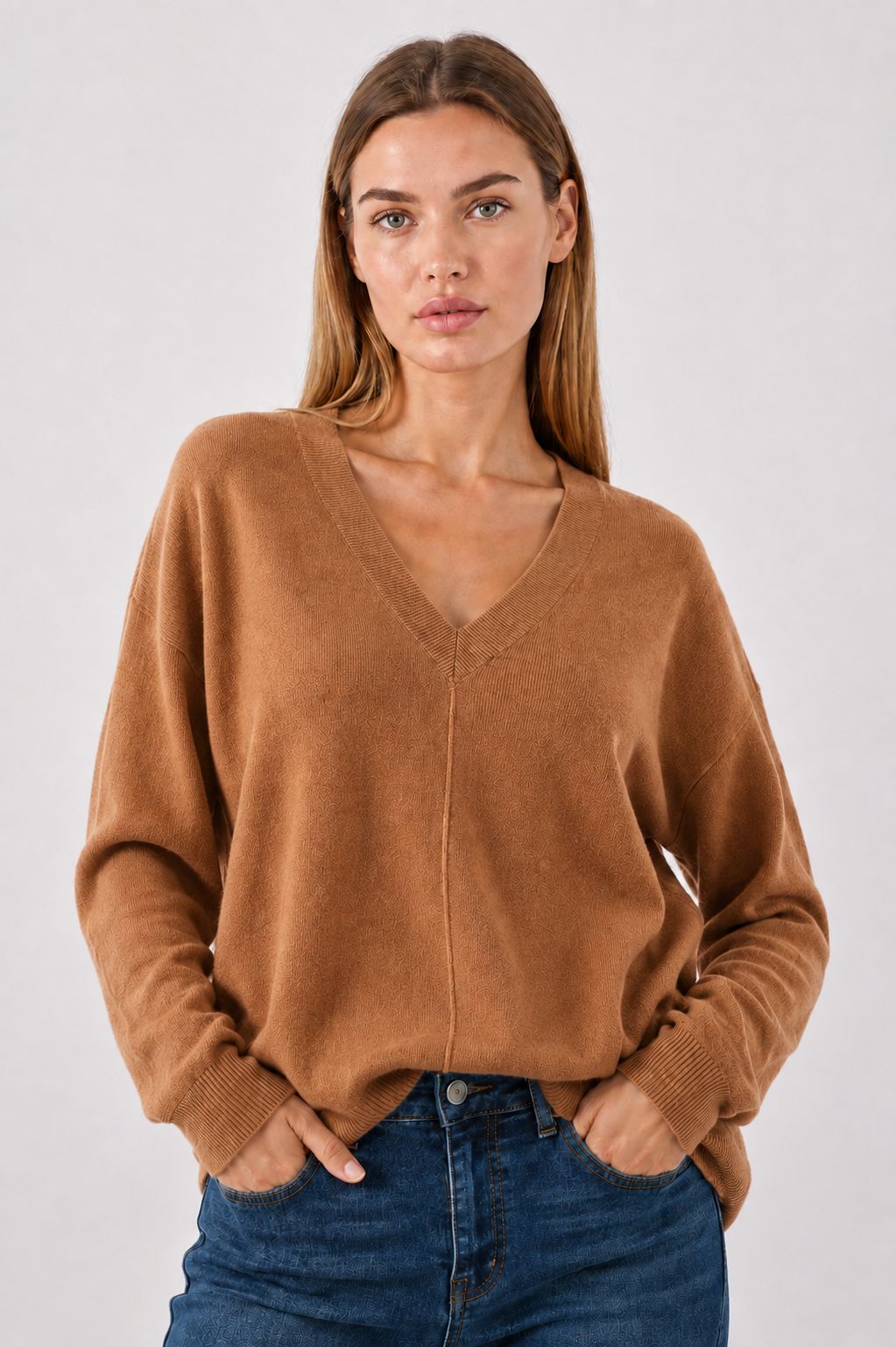250f4196-e751-4a88-b37a-7ea33aaac5c2 MAGLIONE CON SCOLLO A V E CUCITURA A VISTA - Cognac, TU