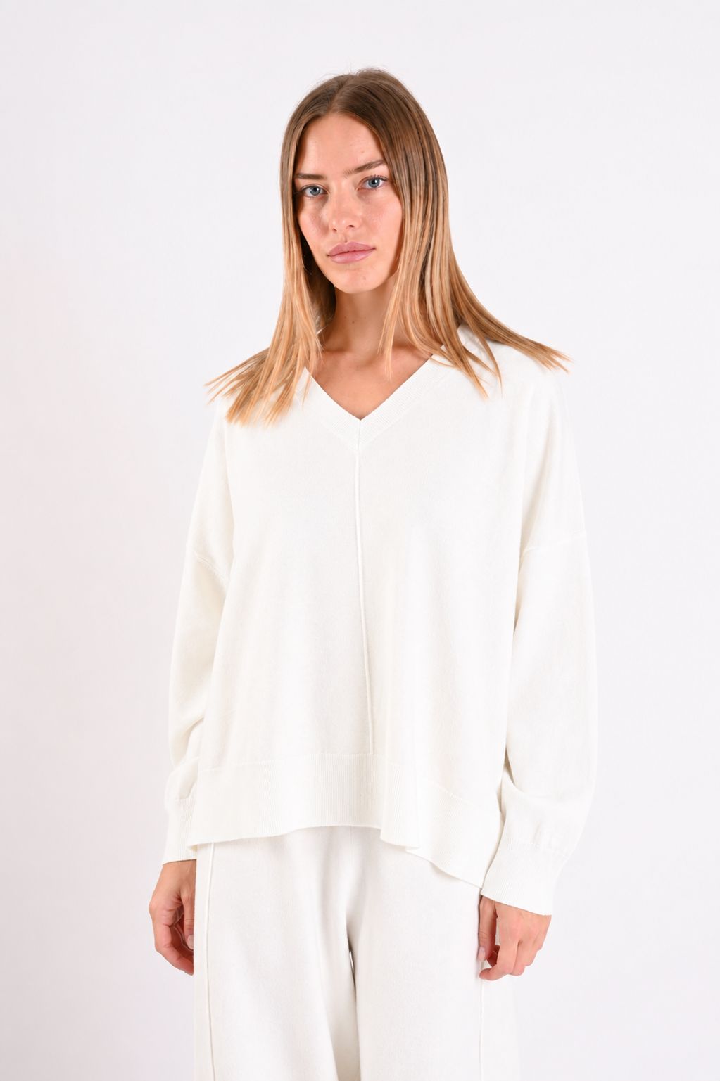 2737e9f4-fd10-4d87-98a5-8b12f01dac6d MAGLIONE CON SCOLLO A V E CUCITURA A VISTA - Crema, TU