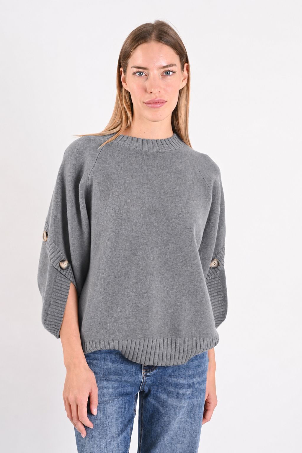 2e6523c8-cc3e-4378-ad5a-8764144c2236 MAGLIONE MORBIDO CON MANICHE A 3/4 E BOTTONI - Grigio, TU