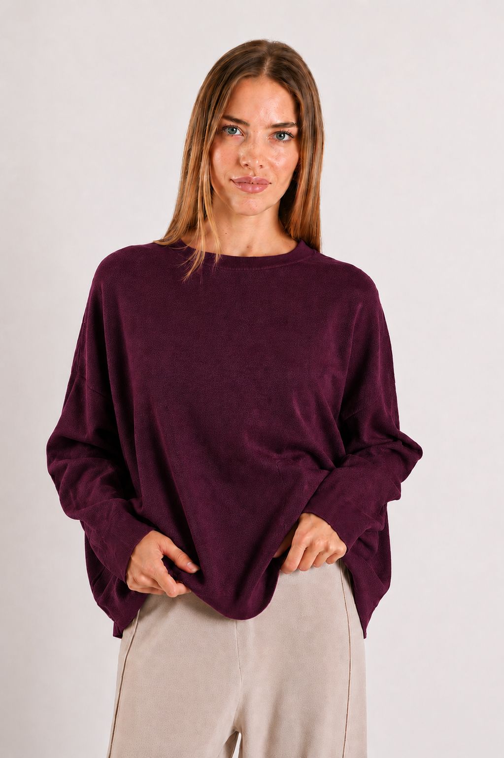 315ca87b-1fce-4e94-8288-84f08dddecd2 MAGLIA MORBIDA CON SPALLE SCESE E TASCHINA - Prugna, TU