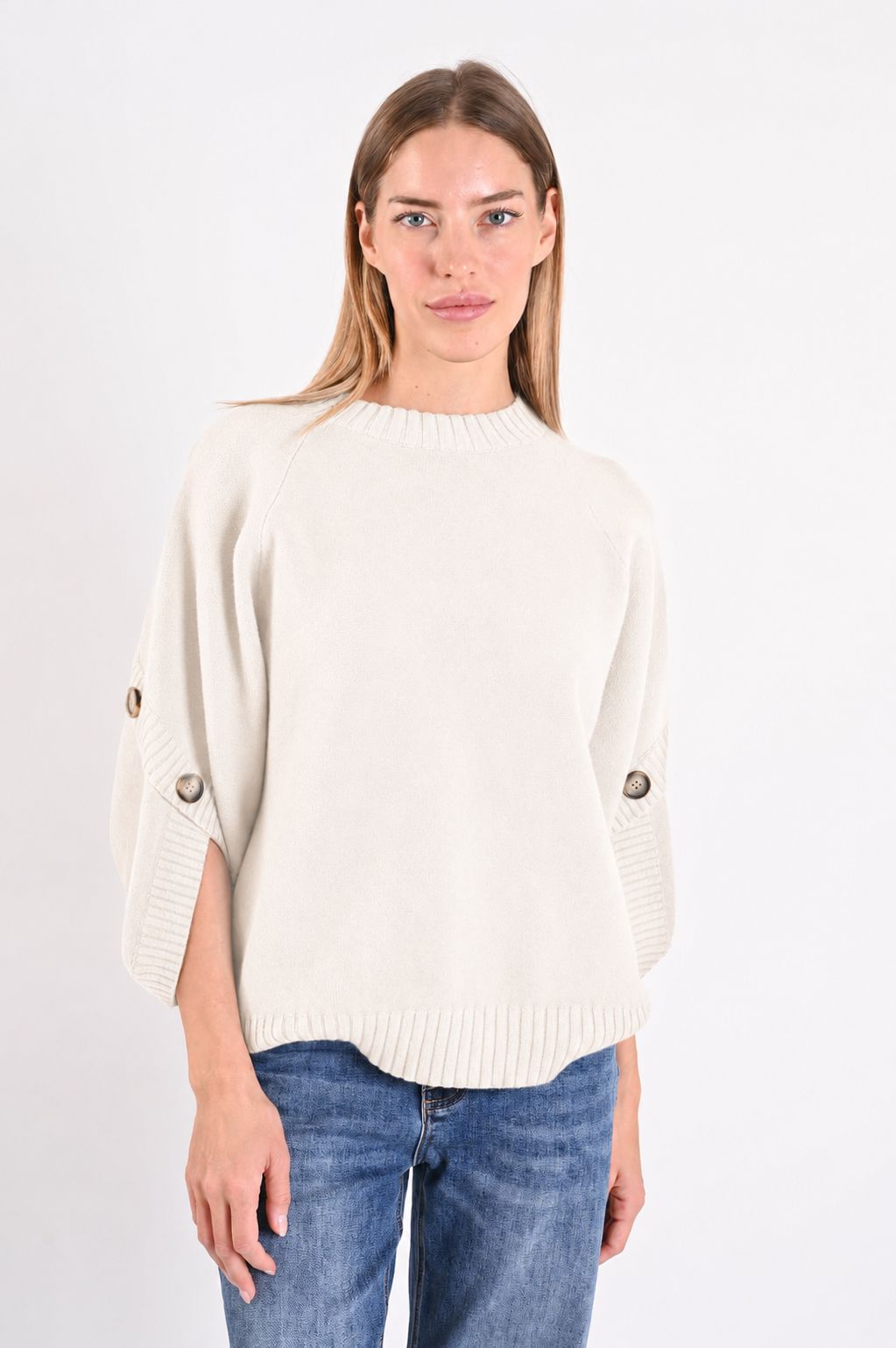 56b369b6-e785-4967-b97f-0af13b84bd67 MAGLIONE MORBIDO CON MANICHE A 3/4 E BOTTONI - Gesso, TU