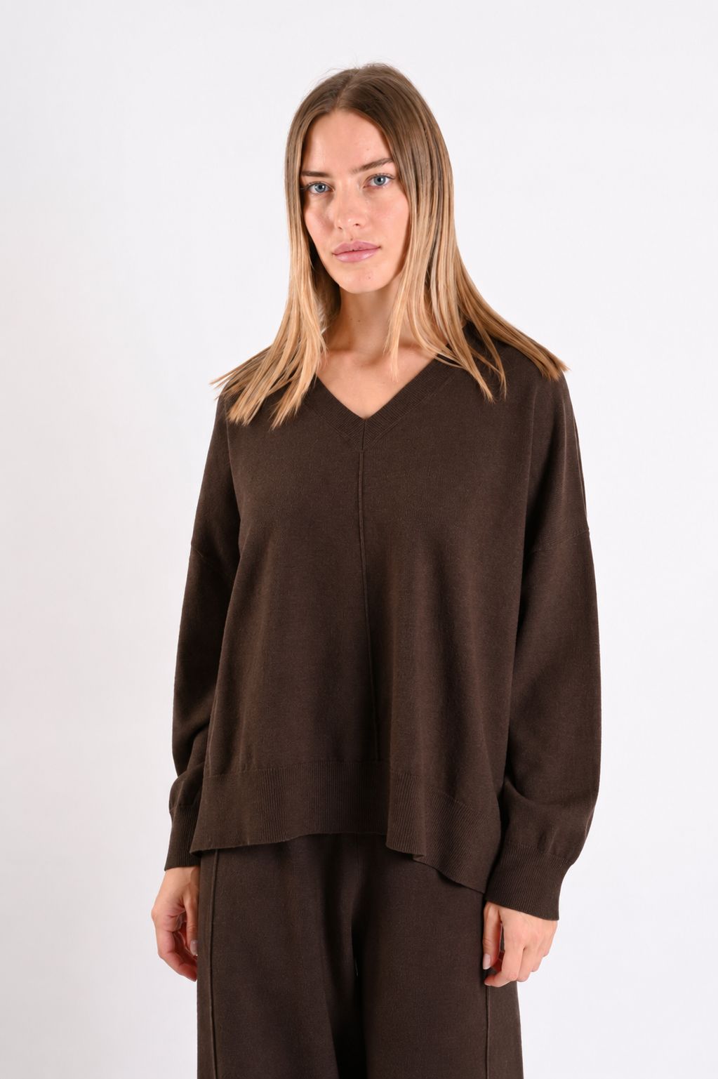 8bfac1a2-ecd4-4878-8b83-d79a89ca4b3b MAGLIONE CON SCOLLO A V E CUCITURA A VISTA - Páramo, TU