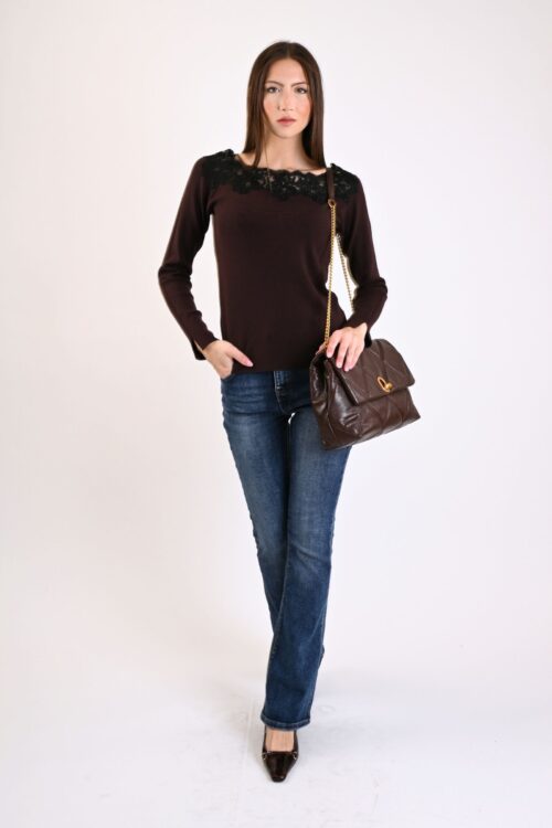 Alternative view of MAGLIA A COSTINE CON PIZZO APPLICATO SULLO SCOLLO
