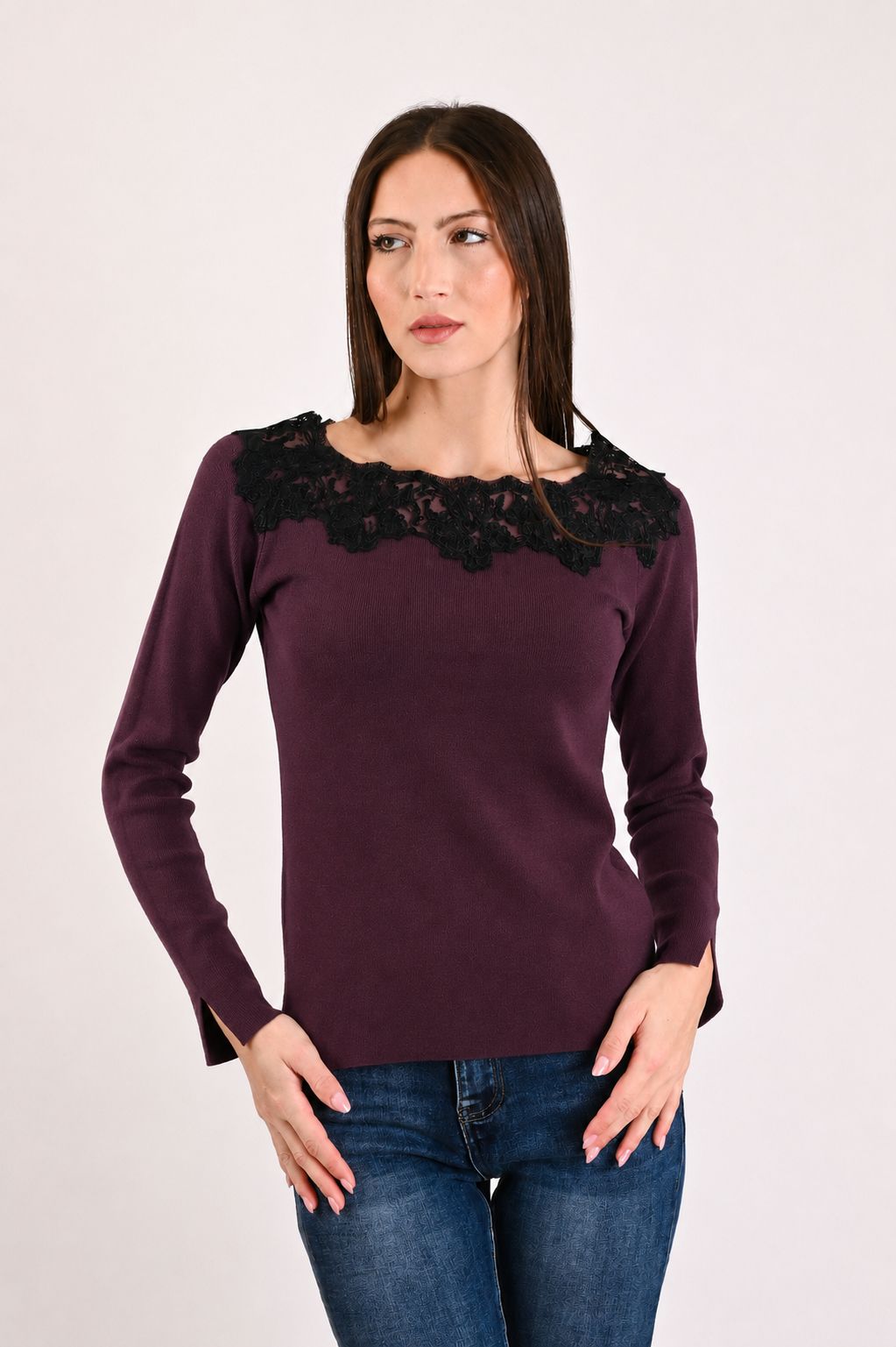 9c6cdfdc-c703-46a8-a719-25437a81ff65 MAGLIA A COSTINE CON PIZZO APPLICATO SULLO SCOLLO - Prune, TU